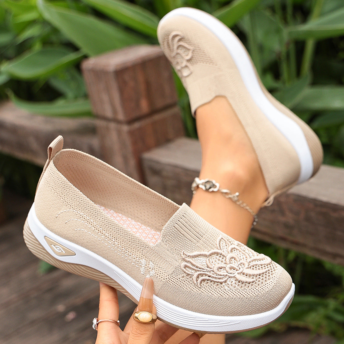 Walking shoes for middle-aged and older adults